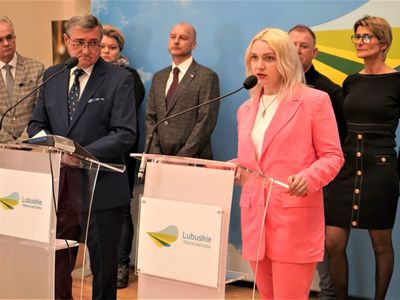Dyrekcja i pracownicy Wojewódzkiego Ośrodka Sportu i Rekreacji w Zielonej Górze Drzonkowie oraz Iwanna Typchuk podczas konferencji prasowej w Urzędzie Marszałkowskim Województwa Lubuskiego w Zielonej Górze. 7 kwietnia 2022 r.