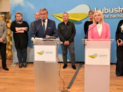 Dyrekcja i pracownicy Wojewódzkiego Ośrodka Sportu i Rekreacji w Zielonej Górze Drzonkowie oraz Iwanna Typchuk podczas konferencji prasowej w Urzędzie Marszałkowskim Województwa Lubuskiego w Zielonej Górze. 7 kwietnia 2022 r. 