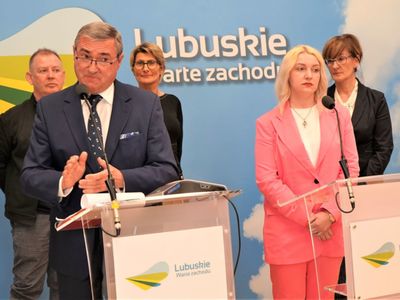 Dyrekcja i pracownicy Wojewódzkiego Ośrodka Sportu i Rekreacji w Zielonej Górze Drzonkowie oraz Iwanna Typchuk podczas konferencji prasowej w Urzędzie Marszałkowskim Województwa Lubuskiego w Zielonej Górze. 7 kwietnia 2022 r. 