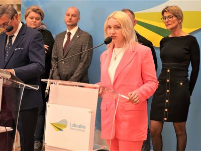 Dyrekcja i pracownicy Wojewódzkiego Ośrodka Sportu i Rekreacji w Zielonej Górze Drzonkowie oraz Iwanna Typchuk podczas konferencji prasowej w Urzędzie Marszałkowskim Województwa Lubuskiego w Zielonej Górze. 7 kwietnia 2022 r. 