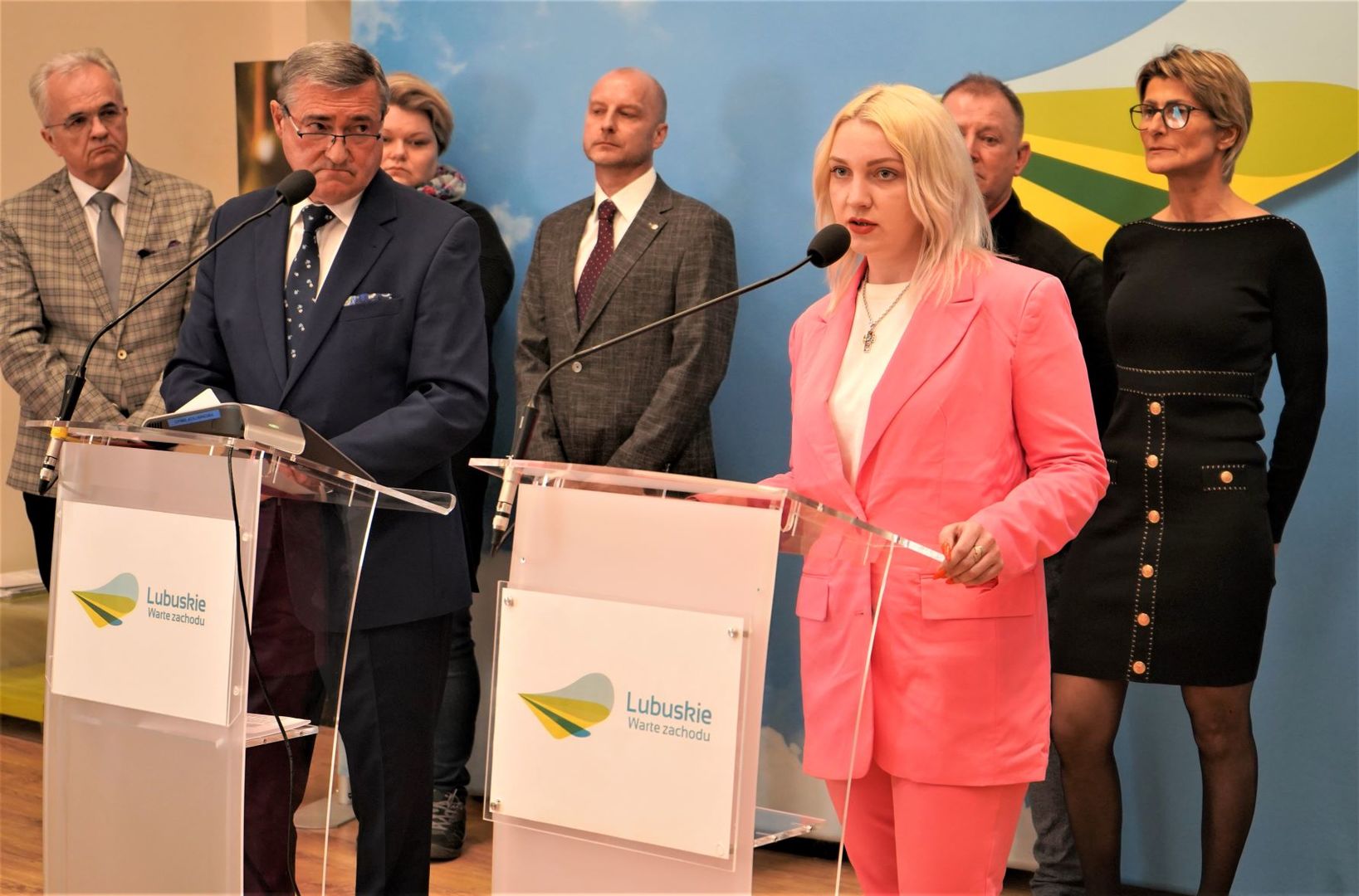 Dyrekcja i pracownicy Wojewódzkiego Ośrodka Sportu i Rekreacji w Zielonej Górze Drzonkowie oraz Iwanna Typchuk podczas konferencji prasowej w Urzędzie Marszałkowskim Województwa Lubuskiego w Zielonej Górze. 7 kwietnia 2022 r. 