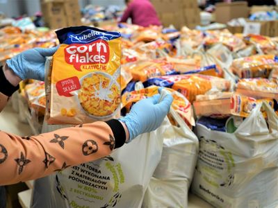 Wolontariusze posegregowali produkty i przygotowali pakiety, które otrzymują zgłaszający się do Centrum Pomocowego uchodźcy. 