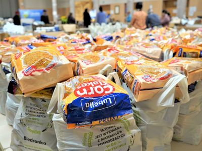 Wolontariusze posegregowali produkty i przygotowali pakiety, które otrzymują zgłaszający się do Centrum Pomocowego uchodźcy. 