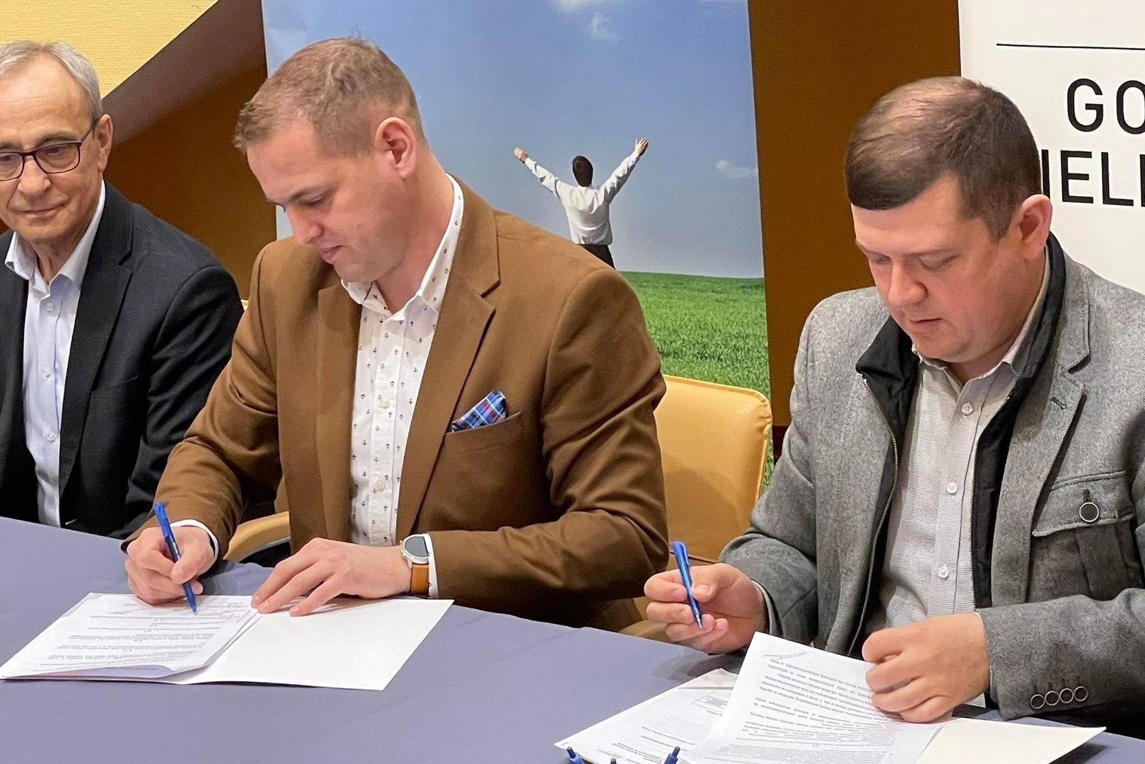 Wicemarszałek Łukasz Porycki i prezydent Gorzowa Jacek Wójcicki podpisują umowę na dofinansowanie do budowy hali widowiskowo-sportowej w Gorzowie Wlkp.