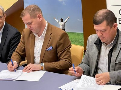 Wicemarszałek Łukasz Porycki i prezydent Gorzowa Jacek Wójcicki podpisują umowę na dofinansowanie do budowy hali widowiskowo-sportowej w Gorzowie Wlkp.