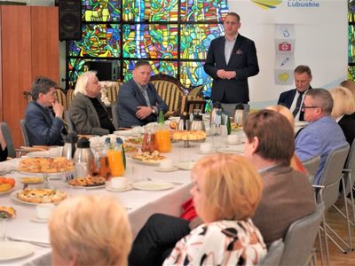 W Wielki Czwartek, 14 kwietnia 2022 r. wicemarszałek Łukasz Porycki oraz dyrekcja Departamentu Infrastruktury Społecznej UMWL spotkali się w Muzeum Ziemi Lubuskiej w Zielonej Górze z szefami lubuskich instytucji kultury.