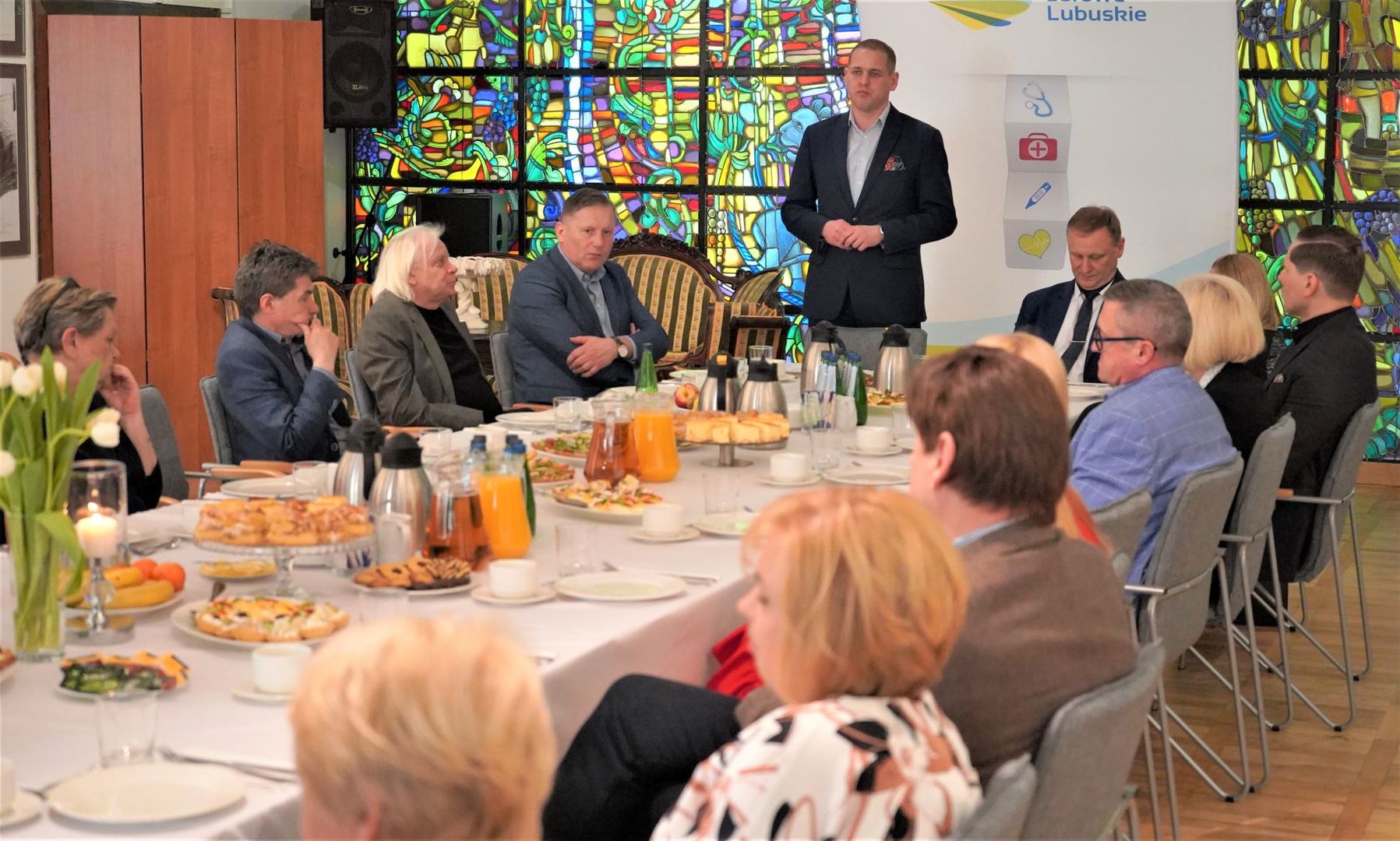 W Wielki Czwartek, 14 kwietnia 2022 r. wicemarszałek Łukasz Porycki oraz dyrekcja Departamentu Infrastruktury Społecznej UMWL spotkali się w Muzeum Ziemi Lubuskiej w Zielonej Górze z szefami lubuskich instytucji kultury. 