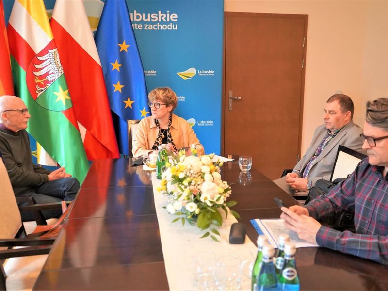 22 kwietnia 2022 r. marszałek Elżbieta Anna Polak spotkała się z odpowiedzialnym za organizację 51. LLF Tomaszem Piersiakiem. W spotkaniu wzięli też udział radny województwa lubuskiego Grzegorz Potęga i dyrektor Departamentu Promocji i Strategii Marki UMWL Janusz Rewers. 