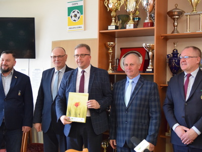 W poniedziałek, 25 kwietnia 2022 r. w siedzibie Lubuskiego Związku Piłki Nożnej w Zielonej Górze podpisano umowy w ramach III edycji programu nawadniania boisk piłkarskich.