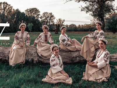 Zazula jest zespołem wokalnym, czerpiącym inspirację z szerokiego spektrum muzyki ludowej - polskiej, ukraińskiej, bułgarskiej.