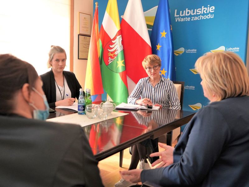 Marszałek Elżbieta Anna Polak spotkała się z lekarkami, które pragną założyć fundację na rzecz hospicjum domowego dla dzieci.