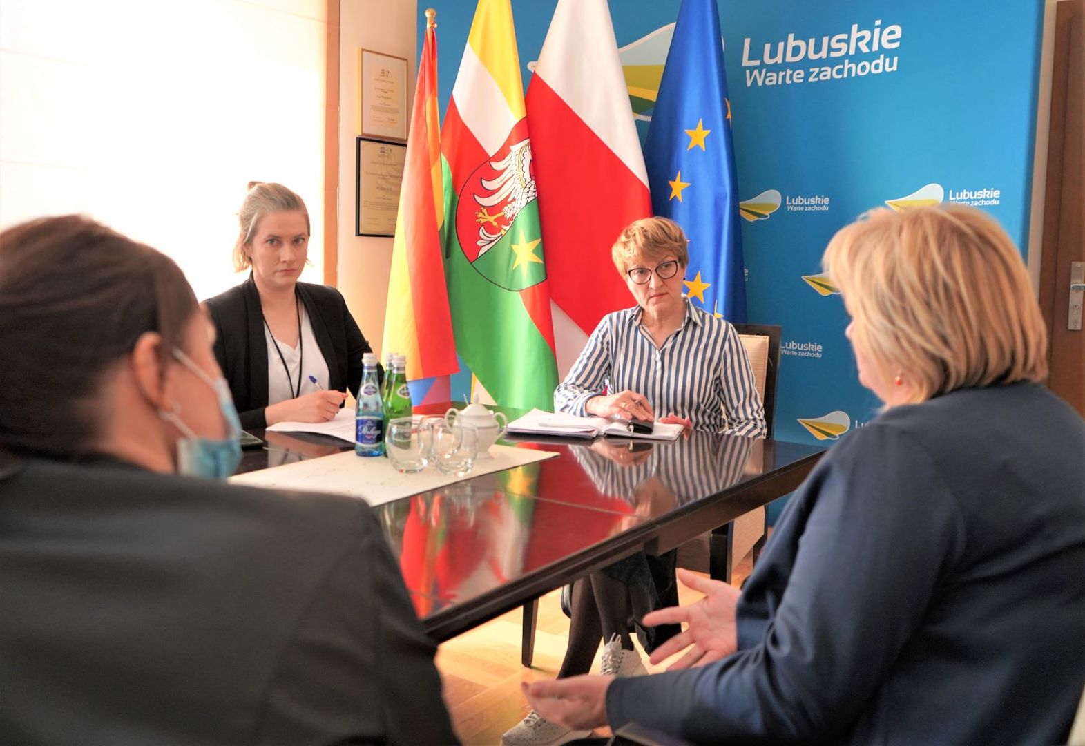 Marszałek Elżbieta Anna Polak spotkała się z lekarkami, które pragną założyć fundację na rzecz hospicjum domowego dla dzieci.