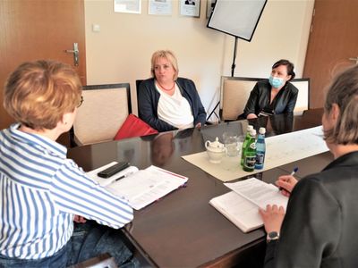 Marszałek Elżbieta Anna Polak spotkała się z lekarkami, które pragną założyć fundację na rzecz hospicjum domowego dla dzieci.