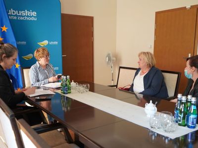 Marszałek Elżbieta Anna Polak spotkała się z lekarkami, które pragną założyć fundację na rzecz hospicjum domowego dla dzieci.