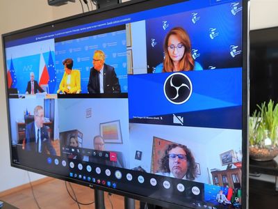 W piątek 29 kwietnia odbyło się pierwsze spotkanie zespołu ds. uchodźców wojennych z Ukrainy. Stronę samorządową reprezentowała m.in. marszałek Elżbieta Anna Polak.