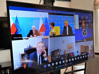W piątek 29 kwietnia odbyło się pierwsze spotkanie zespołu ds. uchodźców wojennych z Ukrainy. Stronę samorządową reprezentowała m.in. marszałek Elżbieta Anna Polak.