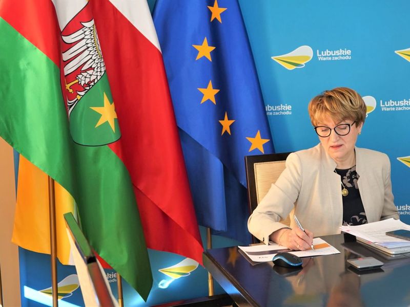W piątek 29 kwietnia odbyło się pierwsze spotkanie zespołu ds. uchodźców wojennych z Ukrainy. Stronę samorządową reprezentowała m.in. marszałek Elżbieta Anna Polak.