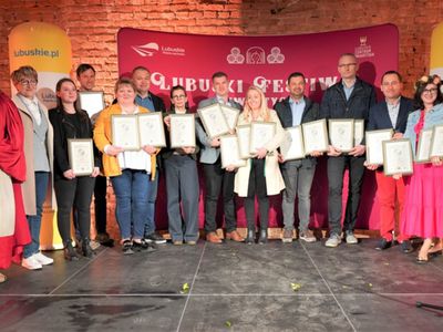 Zwycięzcy konkursu "Wino warte zachodu" na otwarciu II Lubuskiego Festiwalu Otwartych Piwnic i Winnic