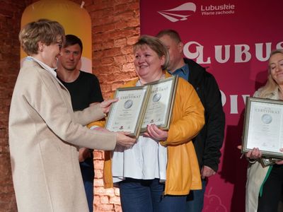Zwycięzcy konkursu "Wino warte zachodu" na otwarciu II Lubuskiego Festiwalu Otwartych Piwnic i Winnic