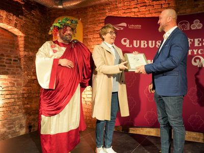 Zwycięzcy konkursu "Wino warte zachodu" na otwarciu II Lubuskiego Festiwalu Otwartych Piwnic i Winnic