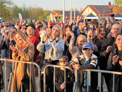 II Lubuski Festiwal Otwartych Piwnic i Winnic – Zielona Góra-Zabór 2022. 30 kwietnia 2022 r. w Lubuskim Centrum Winiarstwa w Zaborze porywające koncerty dali Krzysztof Zalewski, Andrzej Smolik i Kev Fox.