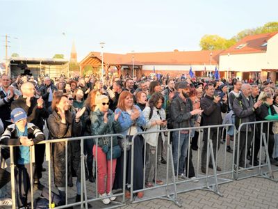 II Lubuski Festiwal Otwartych Piwnic i Winnic – Zielona Góra-Zabór 2022. 30 kwietnia 2022 r. w Lubuskim Centrum Winiarstwa w Zaborze porywające koncerty dali Krzysztof Zalewski, Andrzej Smolik i Kev Fox.