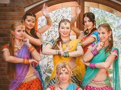 Podczas Indyjskiej Nocy w Muzeum Ziemi Lubuskiej w Zielonej Górze - Mohini Indian Dance Group nie tylko zaprezentuje hinduskie stroje, ale też da pokaz tańca. Poprowadzi też animacje z publicznością.