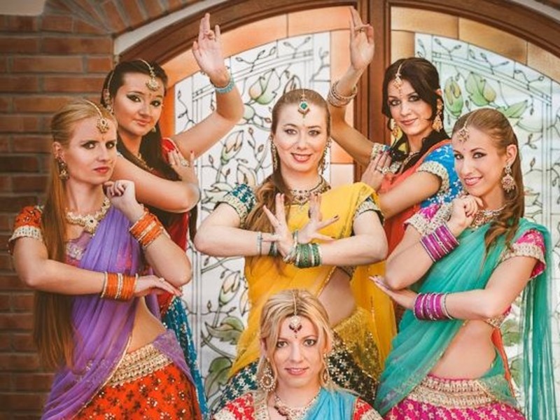 Podczas Indyjskiej Nocy w Muzeum Ziemi Lubuskiej w Zielonej Górze - Mohini Indian Dance Group nie tylko zaprezentuje hinduskie stroje, ale też da pokaz tańca. Poprowadzi też animacje z publicznością. 