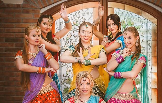 Podczas Indyjskiej Nocy w Muzeum Ziemi Lubuskiej w Zielonej Górze - Mohini Indian Dance Group nie tylko zaprezentuje hinduskie stroje, ale też da pokaz tańca. Poprowadzi też animacje z publicznością. 