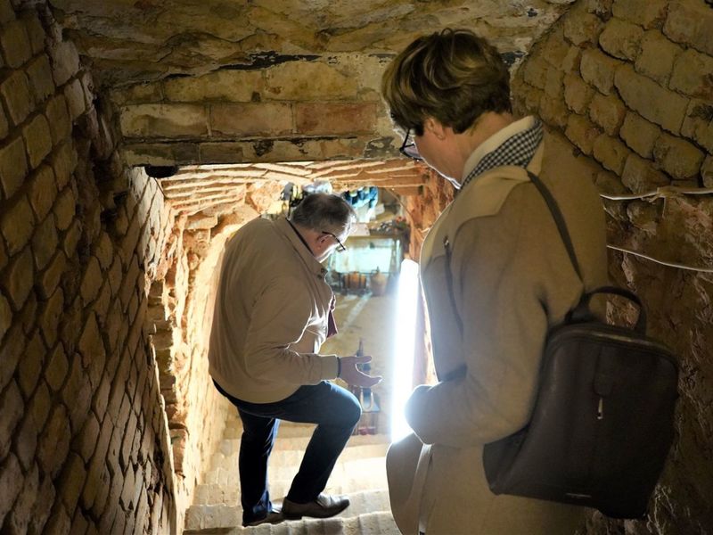 Marszałek Elżbieta Anna Polak podczas 2. Lubuskiego Festiwalu Otwartych Piwnic i Winnic zwiedziła m.in. piwnicę w budynku dawnego Domu Stanów Ziemskich przy ul. Sikorskiego 6. Właścicielem piwnicy jest Przemysław Karwowski - prezes Fundacji „Gloria Monte Verde”