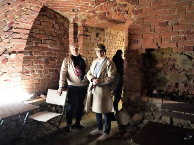Marszałek Elżbieta Anna Polak podczas 2. Lubuskiego Festiwalu Otwartych Piwnic i Winnic zwiedziła m.in. piwnicę w budynku dawnego Domu Stanów Ziemskich przy ul. Sikorskiego 6. Właścicielem piwnicy jest Przemysław Karwowski - prezes Fundacji „Gloria Monte Verde”