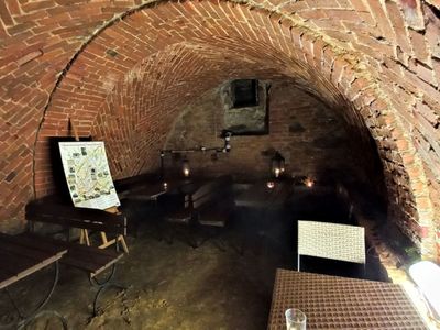 Marszałek Elżbieta Anna Polak podczas 2. Lubuskiego Festiwalu Otwartych Piwnic i Winnic zwiedziła m.in. piwnicę w budynku dawnego Domu Stanów Ziemskich przy ul. Sikorskiego 6. Właścicielem piwnicy jest Przemysław Karwowski - prezes Fundacji „Gloria Monte Verde”