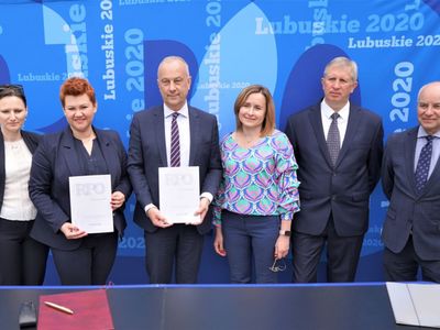 W podpisaniu aneksu do umowy RPO-L2020 na realizację projektu dotyczącego termomodernizacji budynku Zespołu Szkolno-Przedszkolnego w Lipinkach Łużyckich wzięli udział: Marcin Jabłoński - Członek Zarządu Województwa Lubuskiego, Małgorzata Brzyśkiewicz - Wójt Gminy Lipinki Łużyckie, Jarosław Bumbul - Przewodniczący Rady Gminy Lipinki Łużyckie, Iwona Żychowska - Skarbnik Gminy Lipinki Łużyckie, Elżbieta Serwatka - Dyrektor Zespołu Szkolno – Przedszkolnego w Lipinkach Łużyckich, Ma