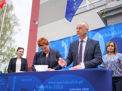 W podpisaniu aneksu do umowy RPO-L2020 na realizację projektu dotyczącego termomodernizacji budynku Zespołu Szkolno-Przedszkolnego w Lipinkach Łużyckich wzięli udział: Marcin Jabłoński - Członek Zarządu Województwa Lubuskiego, Małgorzata Brzyśkiewicz - Wójt Gminy Lipinki Łużyckie, Jarosław Bumbul - Przewodniczący Rady Gminy Lipinki Łużyckie, Iwona Żychowska - Skarbnik Gminy Lipinki Łużyckie, Elżbieta Serwatka - Dyrektor Zespołu Szkolno – Przedszkolnego w Lipinkach Łużyckich, Ma