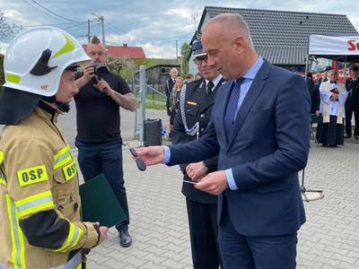 6 maja 2022 r. Członek zarządu województwa Marcin Jabłoński wziął udział w obchodach Dnia Strażaka w Trzemesznie Lubuskim i przekazaniu strażakom ochotnikom nowego samochodu ratowniczo-gaśniczego, zakupionego ze wsparciem środków z RPO Lubuskie 2020