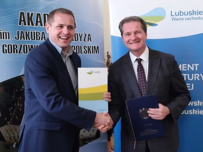 Umowy z władzami Akademii im. Jakuba z Paradyża oraz gorzowskiego Wydziału AWF podpisał w poniedziałek, 9 maja 2022 r. wicemarszałek województwa lubuskiego Łukasz Porycki.