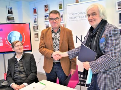 Dyrektor programowy FilmFestival Cottbus Bernd Buder, jego asystent Joshua Jádi i dyrektor Kozzi Film Festiwalu Andrzej Buck – dyrektor WiMBP im. C. Norwida w Zielonej Górze 