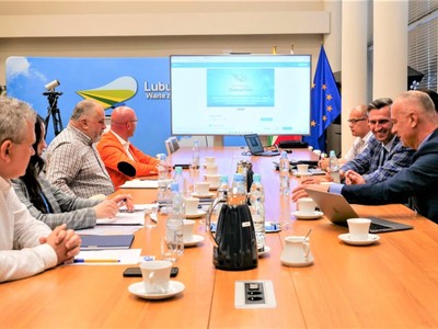 9 maja 2022 r. UMWL. Spotkanie na temat planowanej w najbliższych latach rozbudowie infrastruktury Portu Lotniczego Zielona Góra – Babimost i dalszego rozwoju siatki połączeń