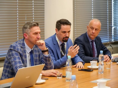 9 maja 2022 r. UMWL. Spotkanie na temat planowanej w najbliższych latach rozbudowie infrastruktury Portu Lotniczego Zielona Góra – Babimost i dalszego rozwoju siatki połączeń 