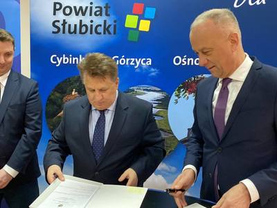 Członek zarządu woj. lubuskiego Marcin Jabłoński (z prawej) podczas otwarcia Punktu Selektywnej Zbiórki Odpadów w Cybince