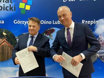 Członek zarządu woj. lubuskiego Marcin Jabłoński (z prawej) podczas otwarcia Punktu Selektywnej Zbiórki Odpadów w Cybince