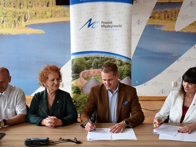 Podpisanie umów na dofinansowanie inwestycji sportowych i renowacji zabytków
