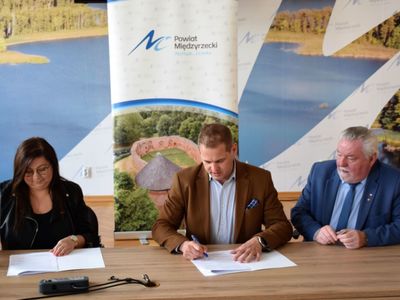 Podpisanie umów na dofinansowanie inwestycji sportowych i renowacji zabytków