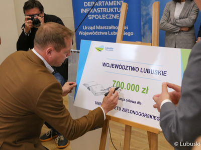 17 maja 2022 r. Podpisanie umowy dotyczącej przyznania przez Samorząd Województwa Lubuskiego Uniwersytetowi Zielonogórskiemu 700 tys. zł dotacji na dofinansowanie kosztów związanych z tworzeniem kierunków: inżynierii lotniczej oraz elektromobilności.