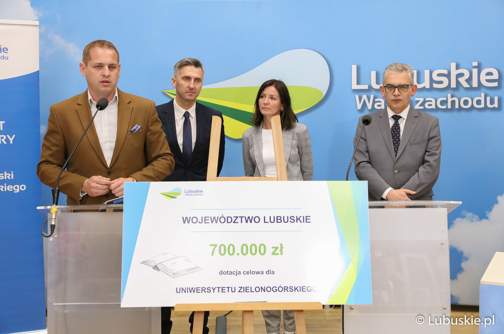 17 maja 2022 r. Podpisanie umowy dotyczącej przyznania przez Samorząd Województwa Lubuskiego Uniwersytetowi Zielonogórskiemu 700 tys. zł dotacji na dofinansowanie kosztów związanych z tworzeniem kierunków: inżynierii lotniczej oraz elektromobilności.