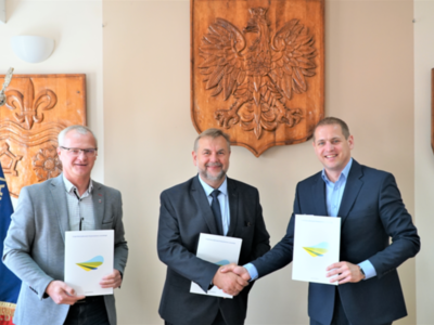 Wicemarszałek województwa lubuskiego Łukasz Porycki podpisał kolejne umowy na inwestycje w ramach Lubuskiej Bazy Sportowej. Tym razem w Starostwie Powiatowym w Strzelcach Krajeńskich przypieczętowano 7 umów.