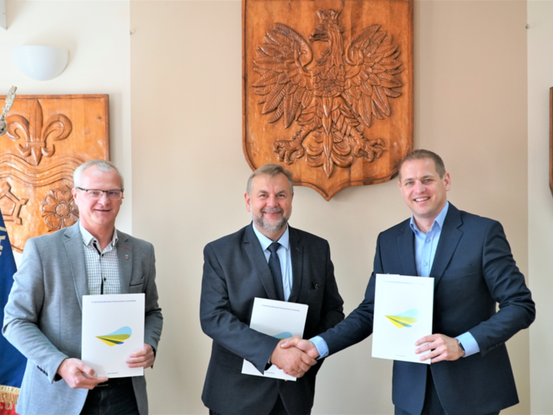 Wicemarszałek województwa lubuskiego Łukasz Porycki podpisał kolejne umowy na inwestycje w ramach Lubuskiej Bazy Sportowej. Tym razem w Starostwie Powiatowym w Strzelcach Krajeńskich przypieczętowano 7 umów.