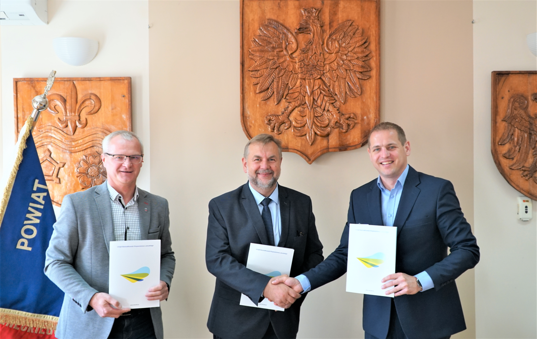 Wicemarszałek województwa lubuskiego Łukasz Porycki podpisał kolejne umowy na inwestycje w ramach Lubuskiej Bazy Sportowej. Tym razem w Starostwie Powiatowym w Strzelcach Krajeńskich przypieczętowano 7 umów.