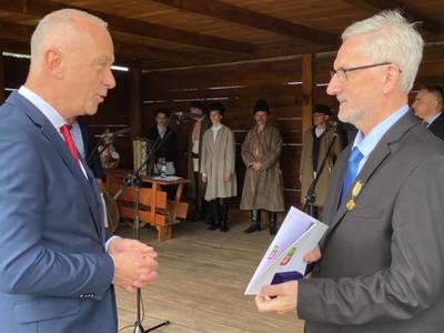 - Panie doktorze, wyrazy szacunku i uznania. Bardzo się cieszę, że mogę wręczyć panu to odznaczenie – mówił członek zarządu województwa lubuskiego Marcin Jabłoński podczas dekoracji dra Wojciecha Weryszki 