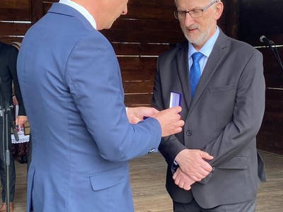 - Panie doktorze, wyrazy szacunku i uznania. Bardzo się cieszę, że mogę wręczyć panu to odznaczenie – mówił członek zarządu województwa lubuskiego Marcin Jabłoński podczas dekoracji dra Wojciecha Weryszki 